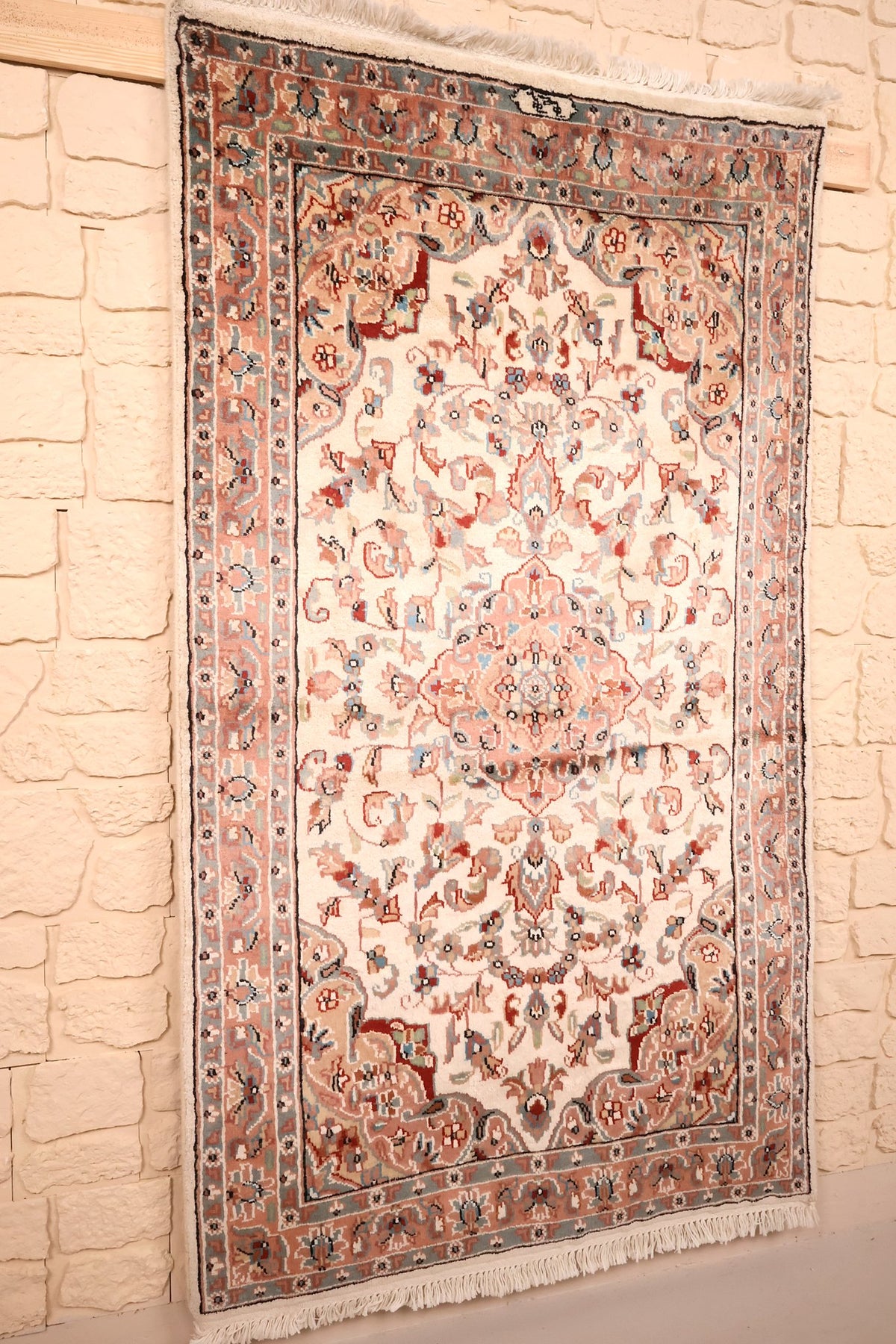 Tapis PLS rectangulaire en laine et soie artificielle, vue de biais avec franges blanches