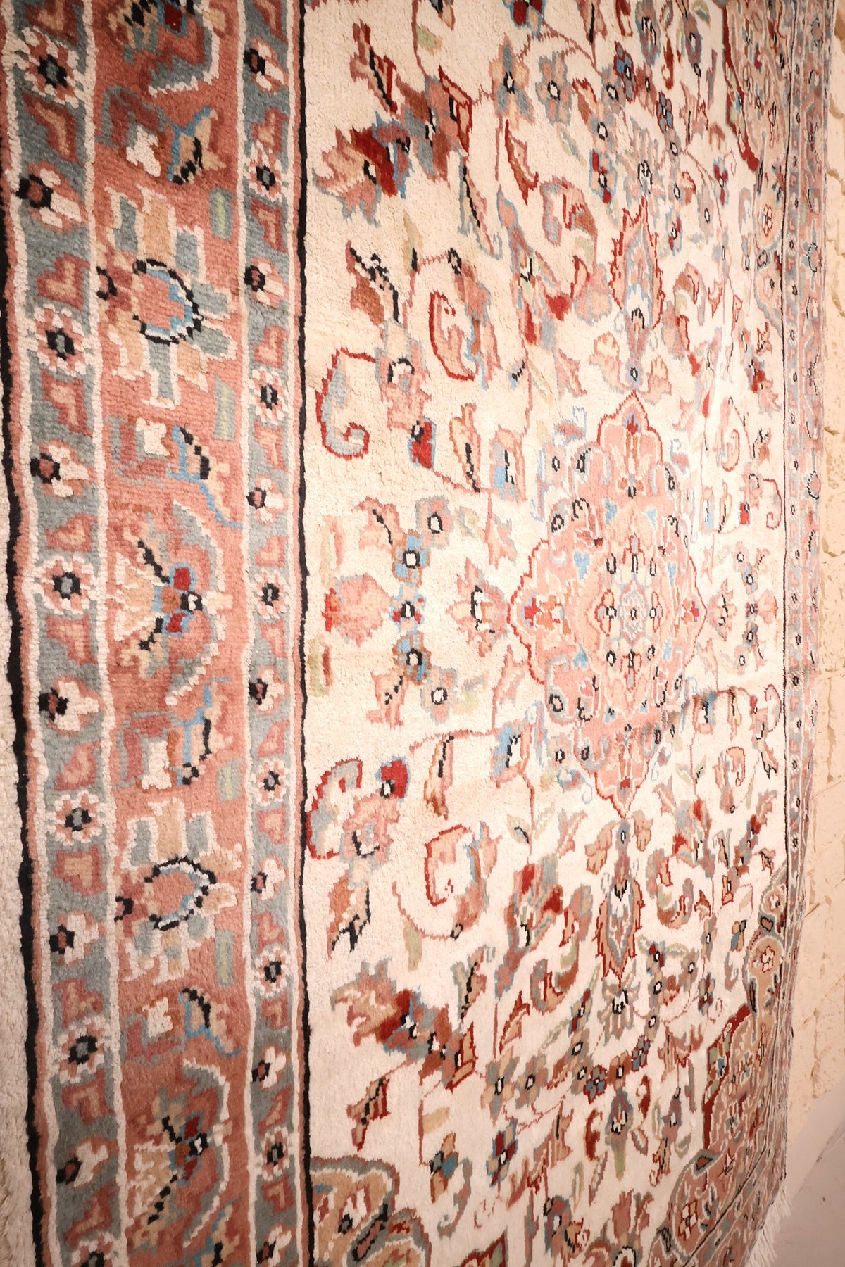Contre-bordures gris-bleu et champ ivoire fleuri du tapis PLS, vue rasante
