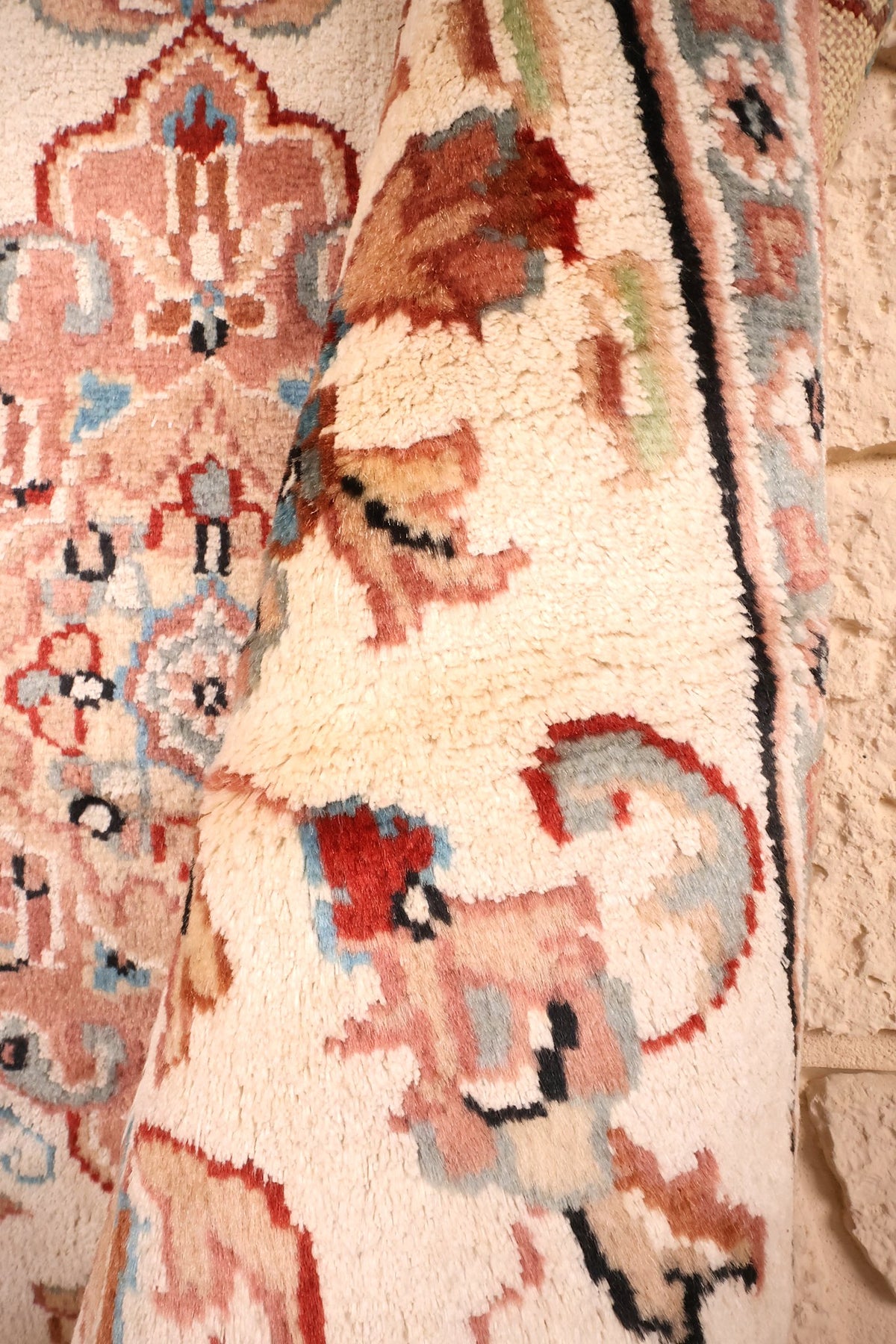 Pli du tapis PLS beige noué à la main, palmettes rouges et bleu clair