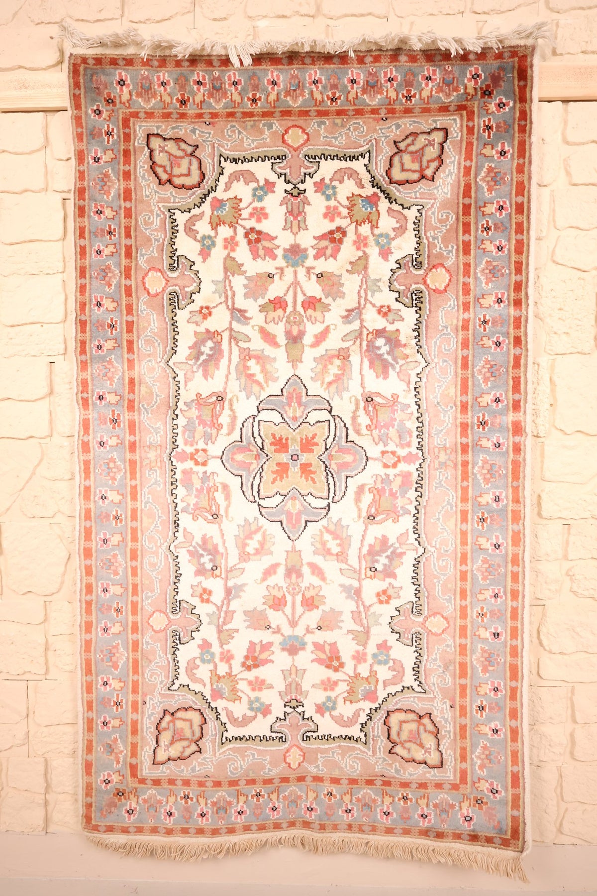 Tapis PLS beige et rose 162 × 95 cm, vue d'ensemble du médaillon central sur champ ivoire