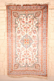 Tapis PLS beige et rose 162 × 95 cm, vue d'ensemble du médaillon central sur champ ivoire