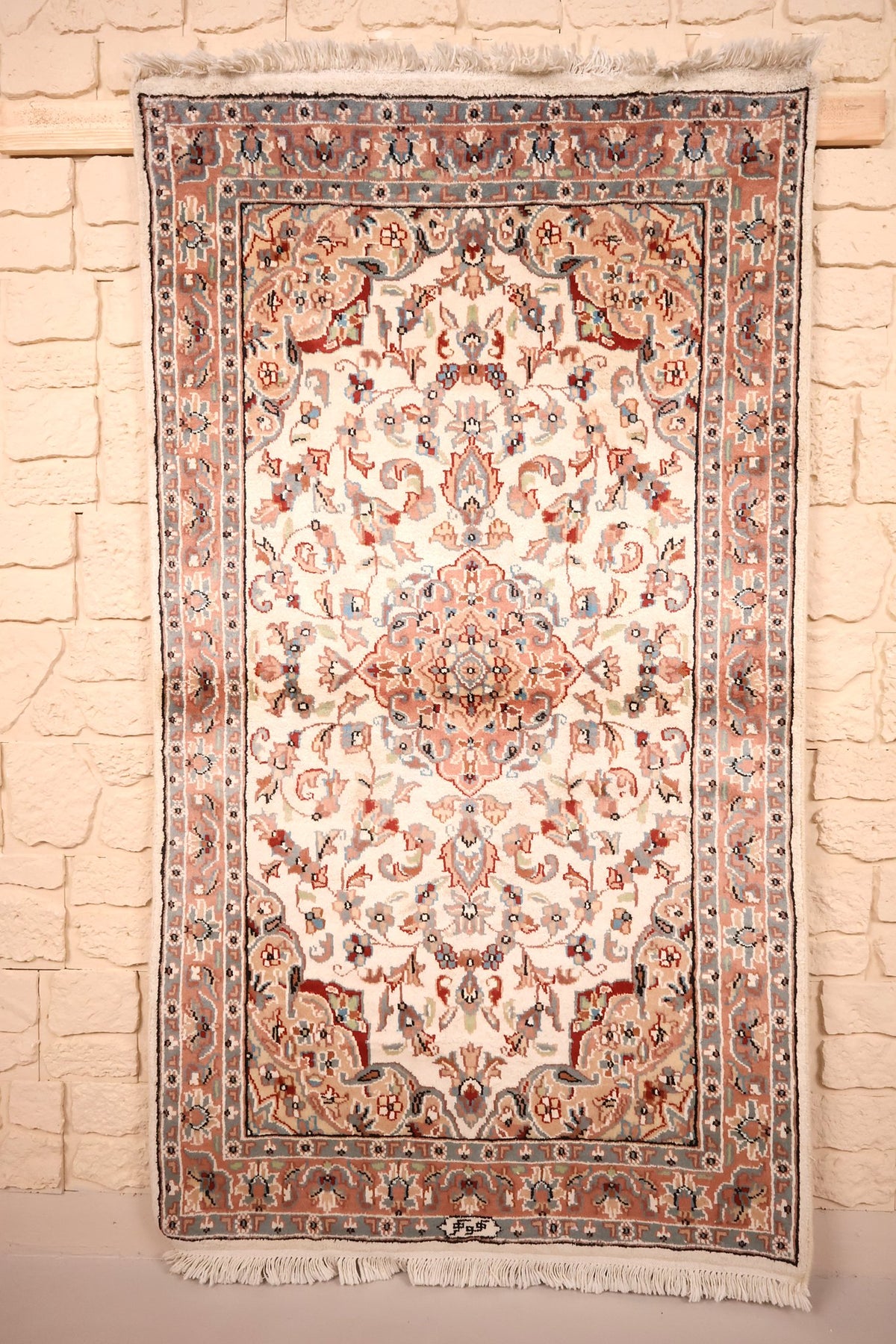 Tapis PLS beige 166 × 92 cm, vue d'ensemble du champ ivoire fleuri et du médaillon rose