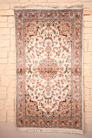 Tapis PLS beige 166 × 92 cm, vue d'ensemble du champ ivoire fleuri et du médaillon rose