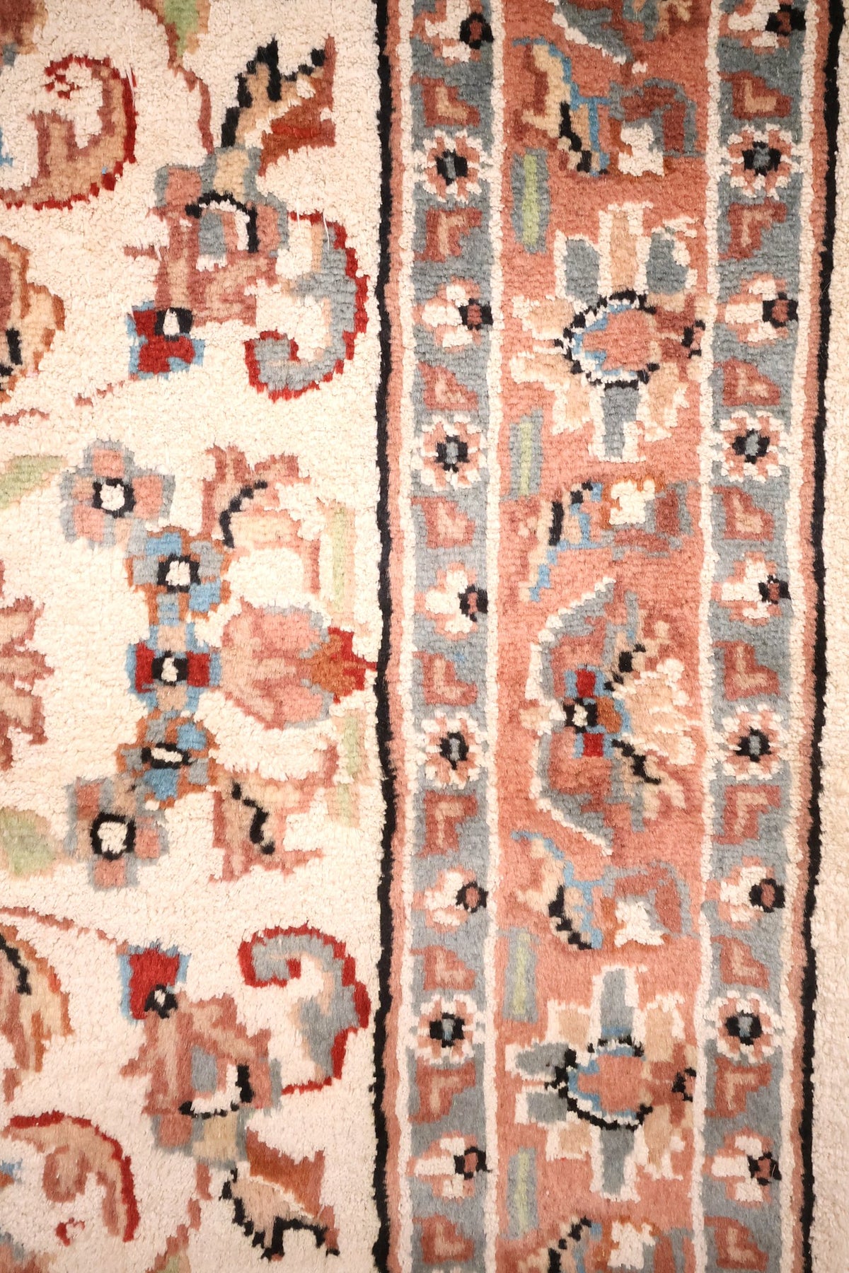 Bordure rose saumon fleurie et contre-bordures bleu-gris du tapis PLS
