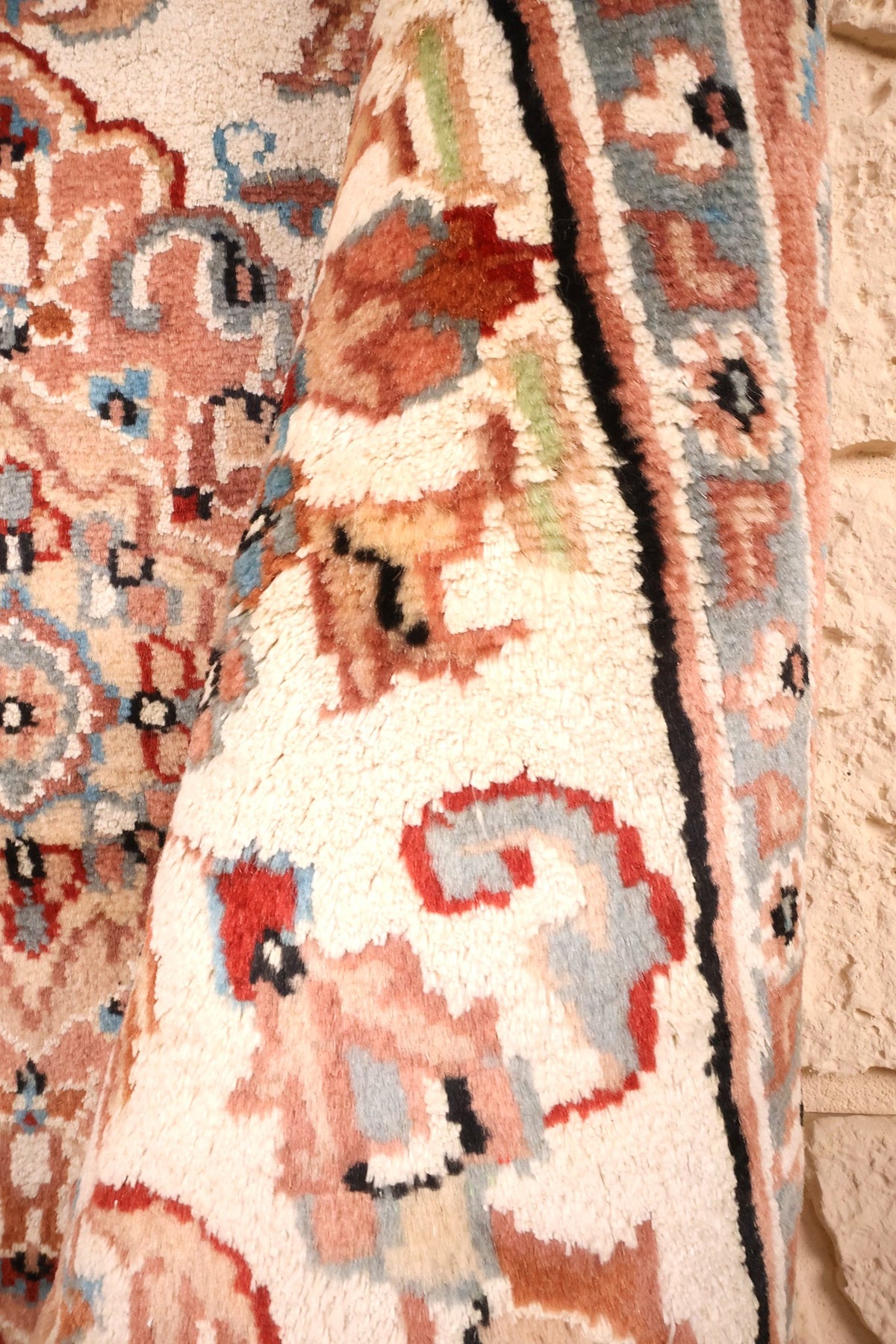 Coin replié du tapis PLS en laine naturelle et soie artificielle, motifs ivoire et rouge