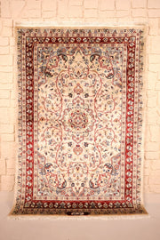 Tapis PLS beige 180 × 122 cm, médaillon lobé et bordure rouge, vue d'ensemble