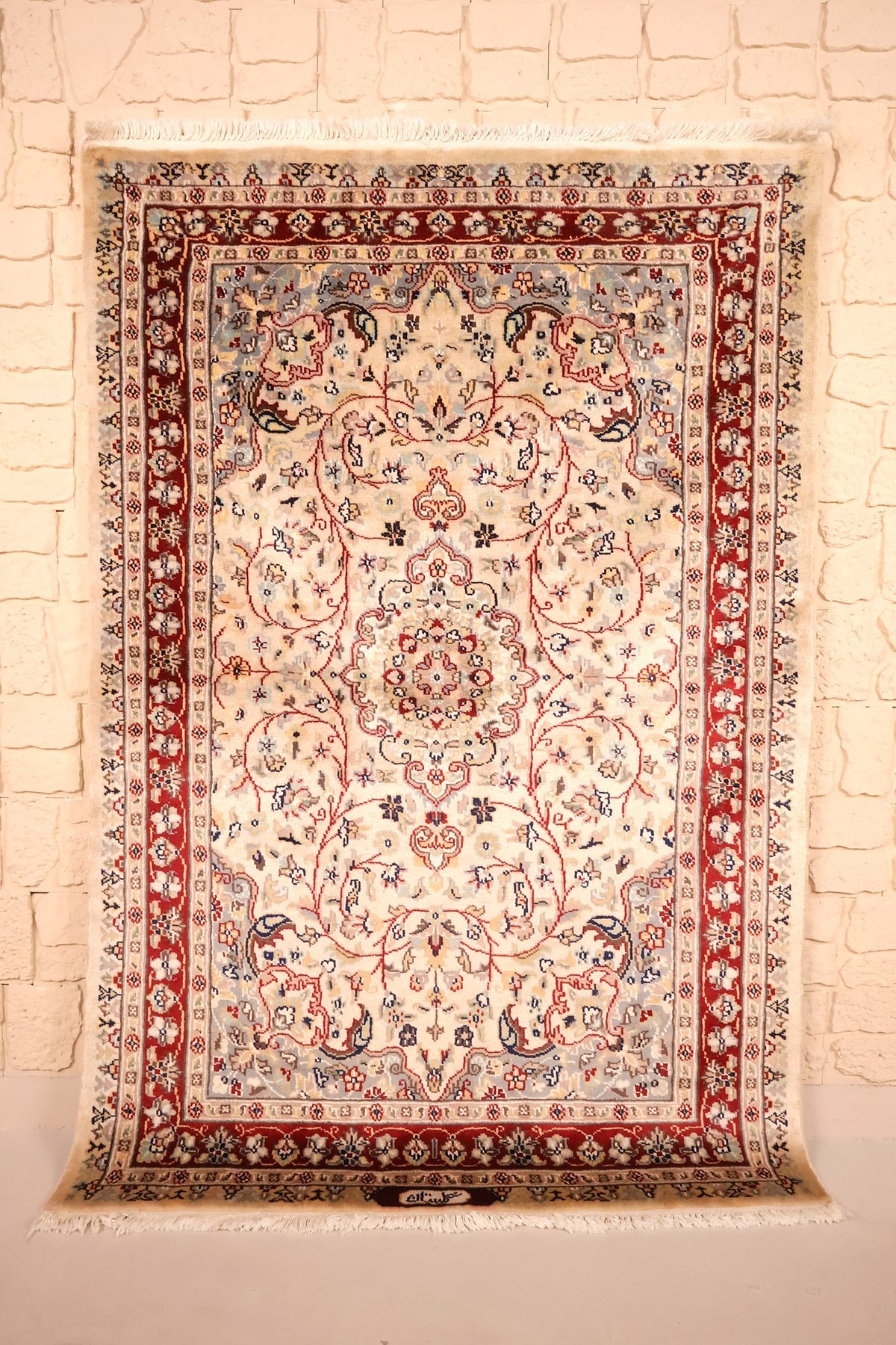 Tapis PLS beige 180 × 122 cm, médaillon lobé et bordure rouge, vue d'ensemble
