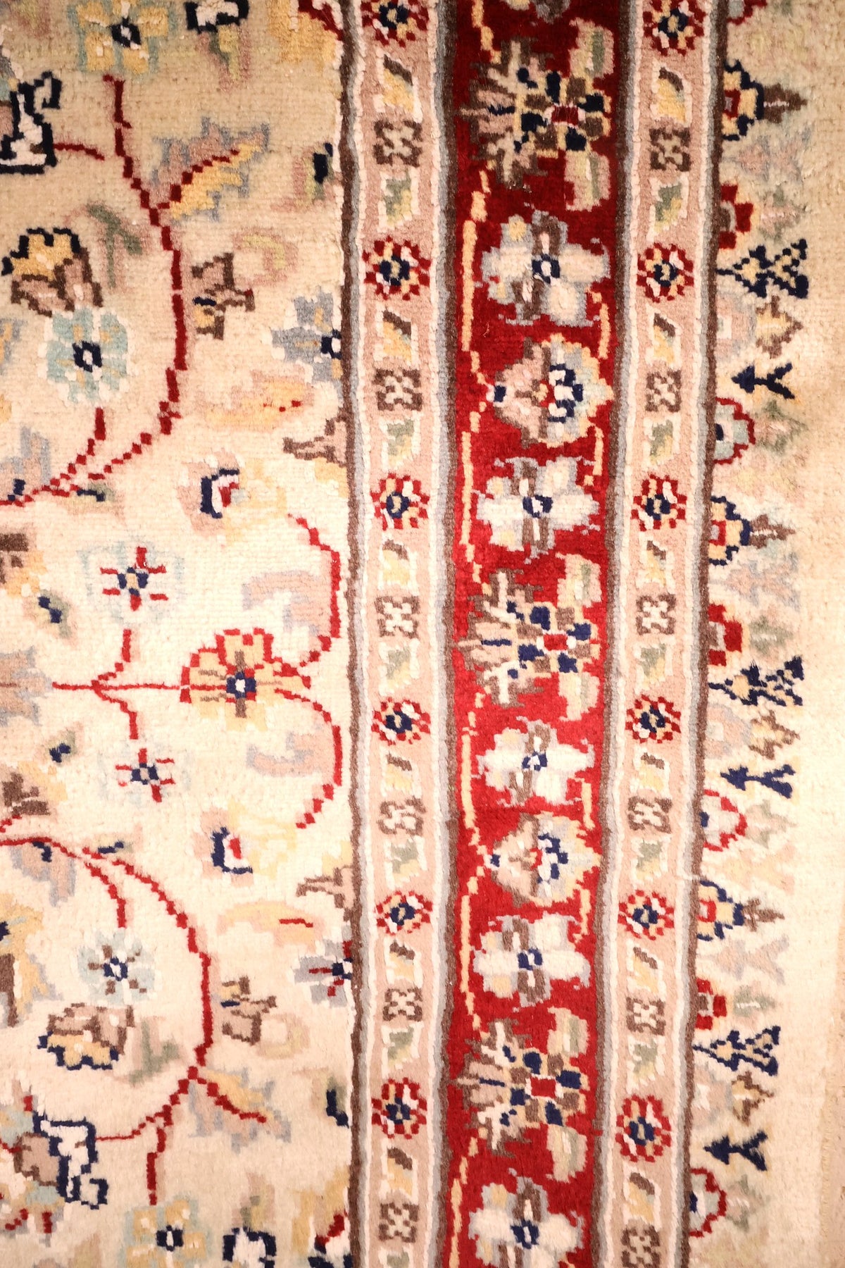 Bordure rouge à fleurons blancs et bleus, encadrée de contre-bordures crème