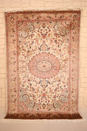 Tapis PLS beige 183 × 125 cm, vue d'ensemble avec médaillon central rose sur champ ivoire