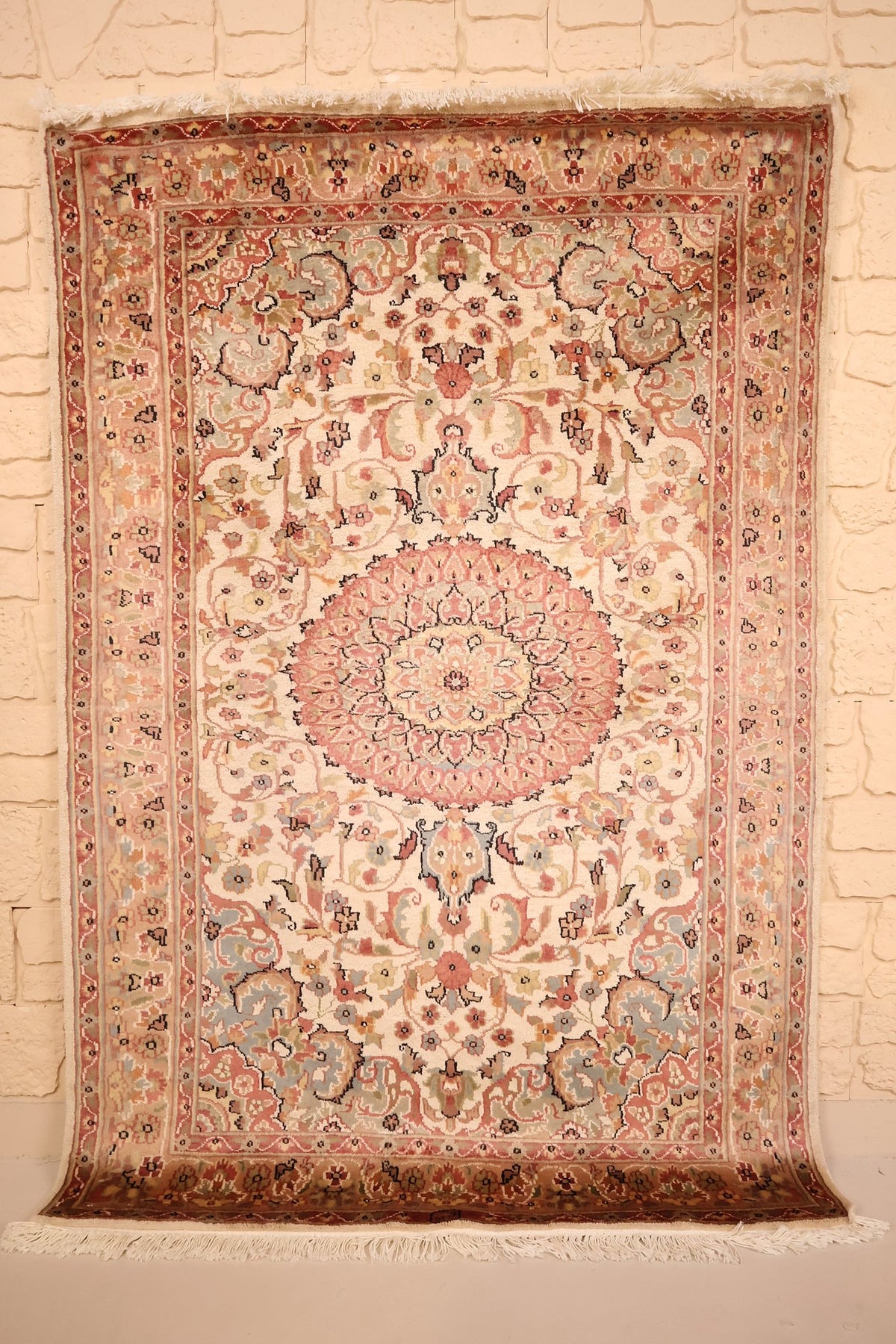 Tapis PLS beige 183 × 125 cm, vue d'ensemble avec médaillon central rose sur champ ivoire