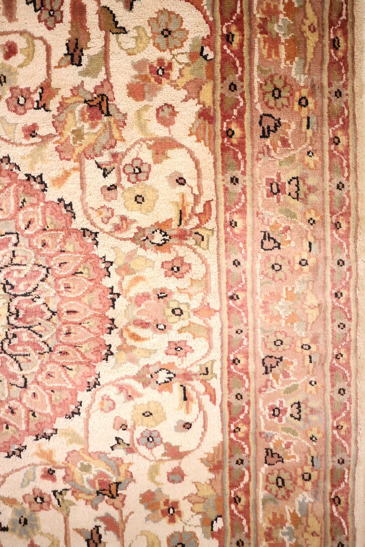 Bordure rose saumon fleurie et contre-bordures étroites du tapis PLS