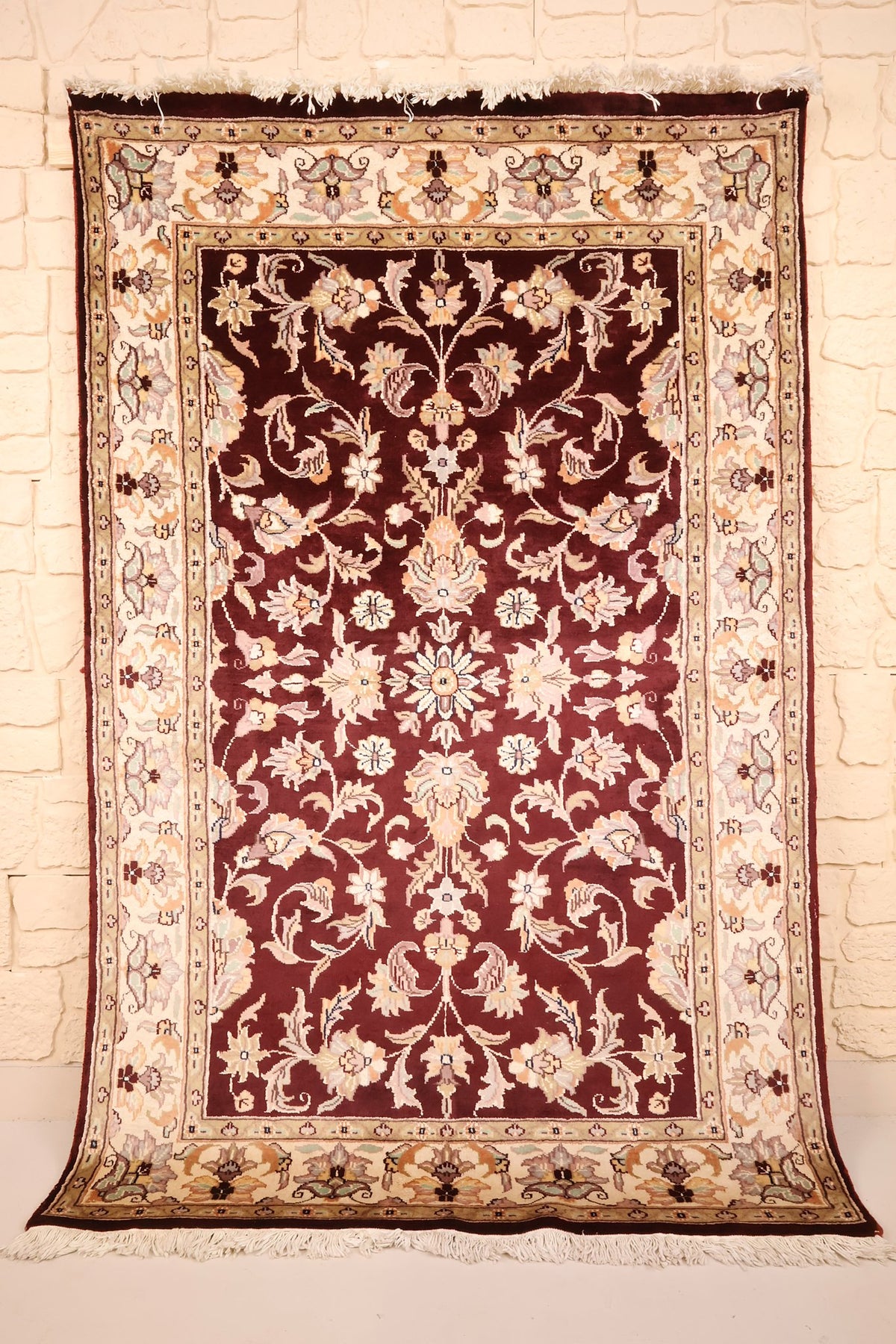 Tapis P. rouge bordeaux 187 × 119 cm, vue d'ensemble du semis floral et des franges