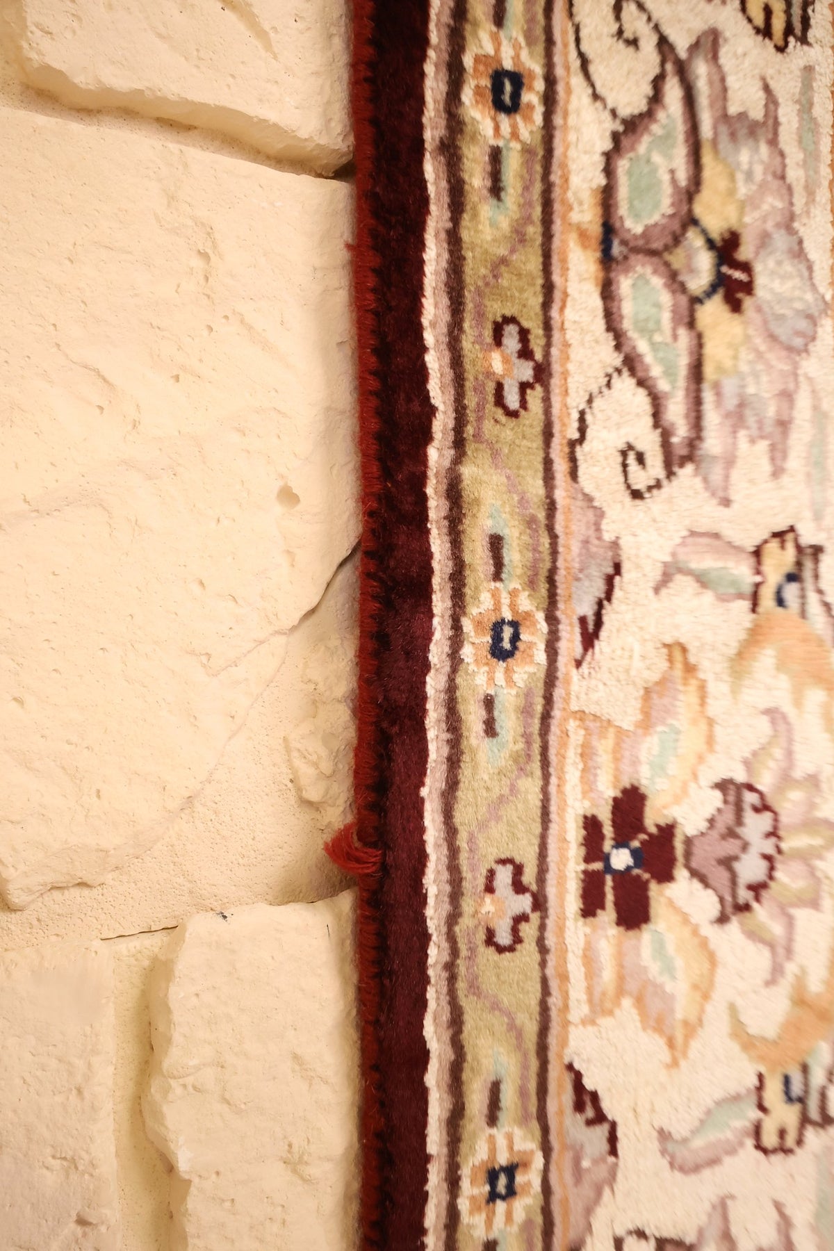 Lisière rouge sombre du tapis P. et petites fleurettes de la contre-bordure