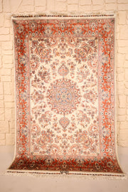 Tapis PLS beige 190 × 127 cm, vue d'ensemble du médaillon étoilé et de la bordure rouge