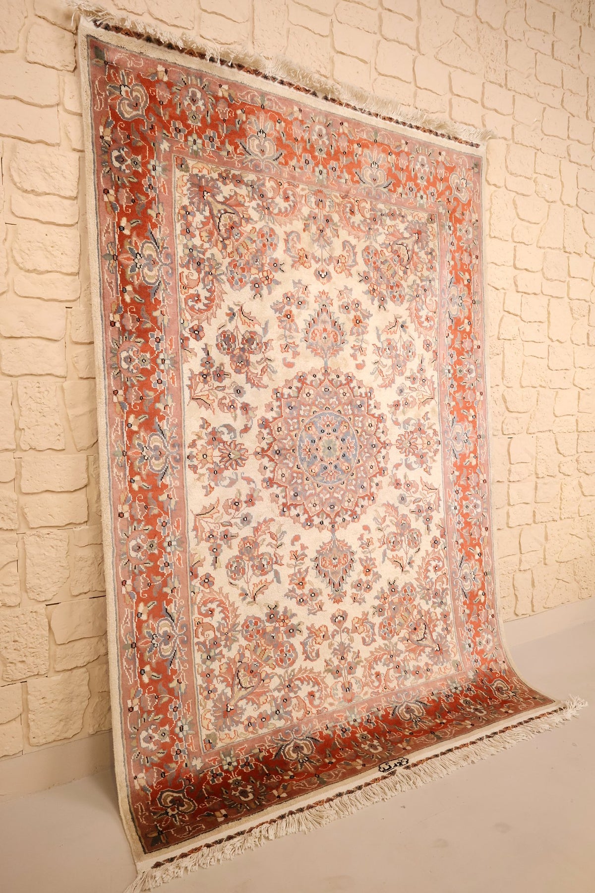 Tapis PLS beige et rose en laine, vue de biais avec franges blanches