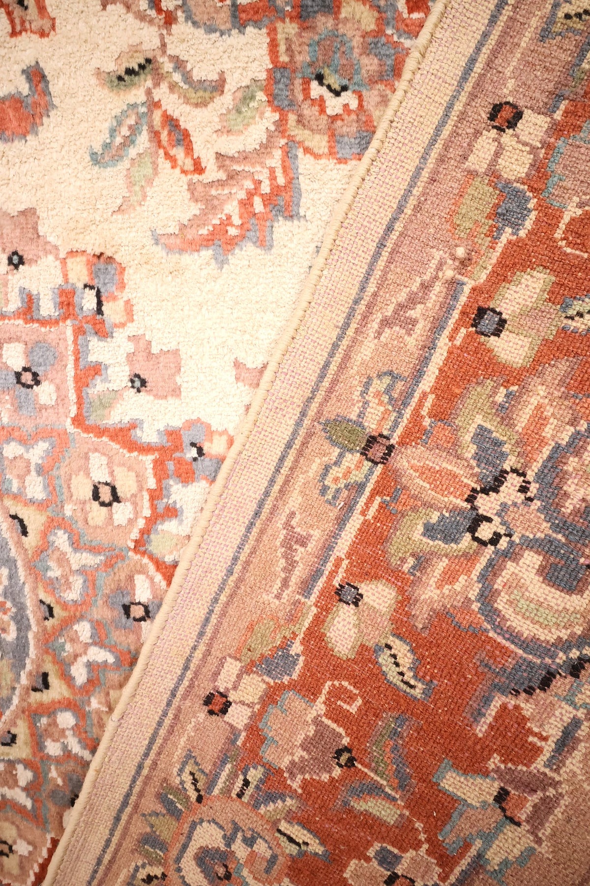 Envers du tapis PLS en laine, nœuds visibles le long de la bordure