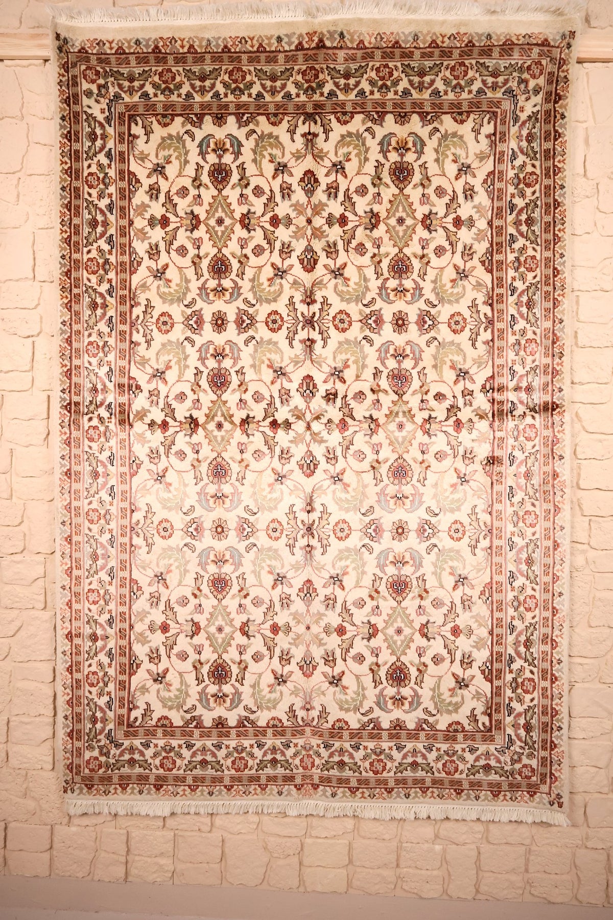 Tapis PLS beige 231 × 153 cm, vue d'ensemble du semis floral sur fond crème