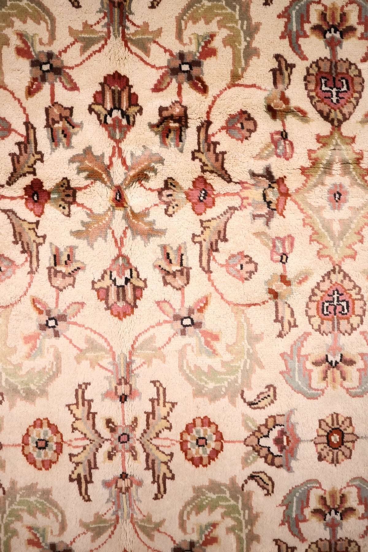 Détail du semis de rosettes et feuilles dentelées du tapis PLS beige