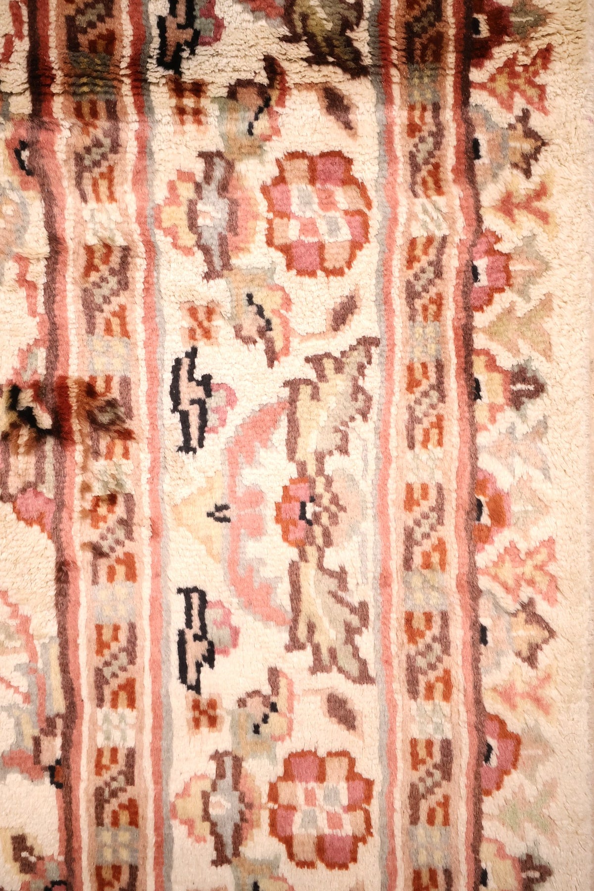 Bordure à fleurons et contre-bordures étroites du tapis PLS rose et brique