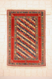 Tapis Safir rouge 135 × 95 cm, vue d'ensemble aux bandes diagonales et franges écrues