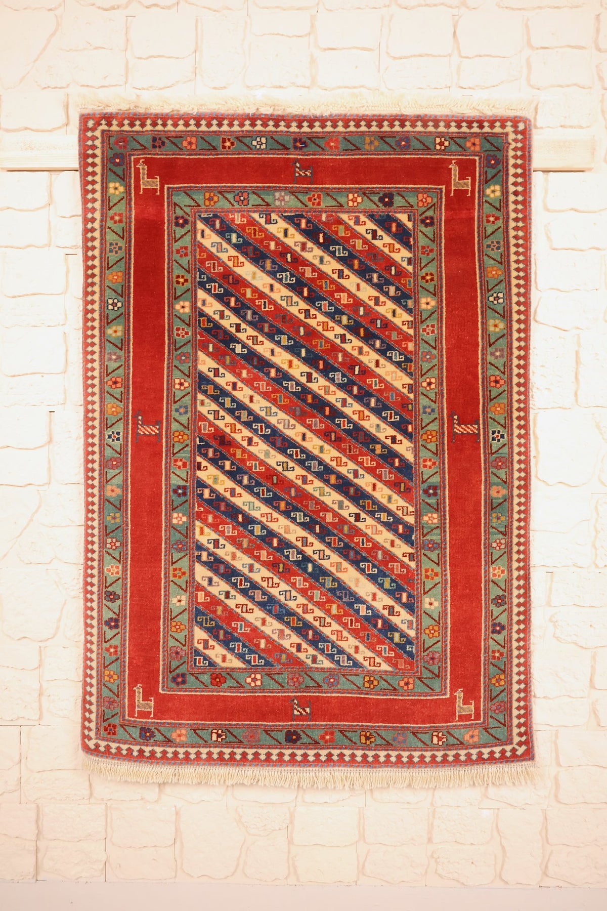 Tapis Safir rouge 135 × 95 cm, vue d'ensemble aux bandes diagonales et franges écrues