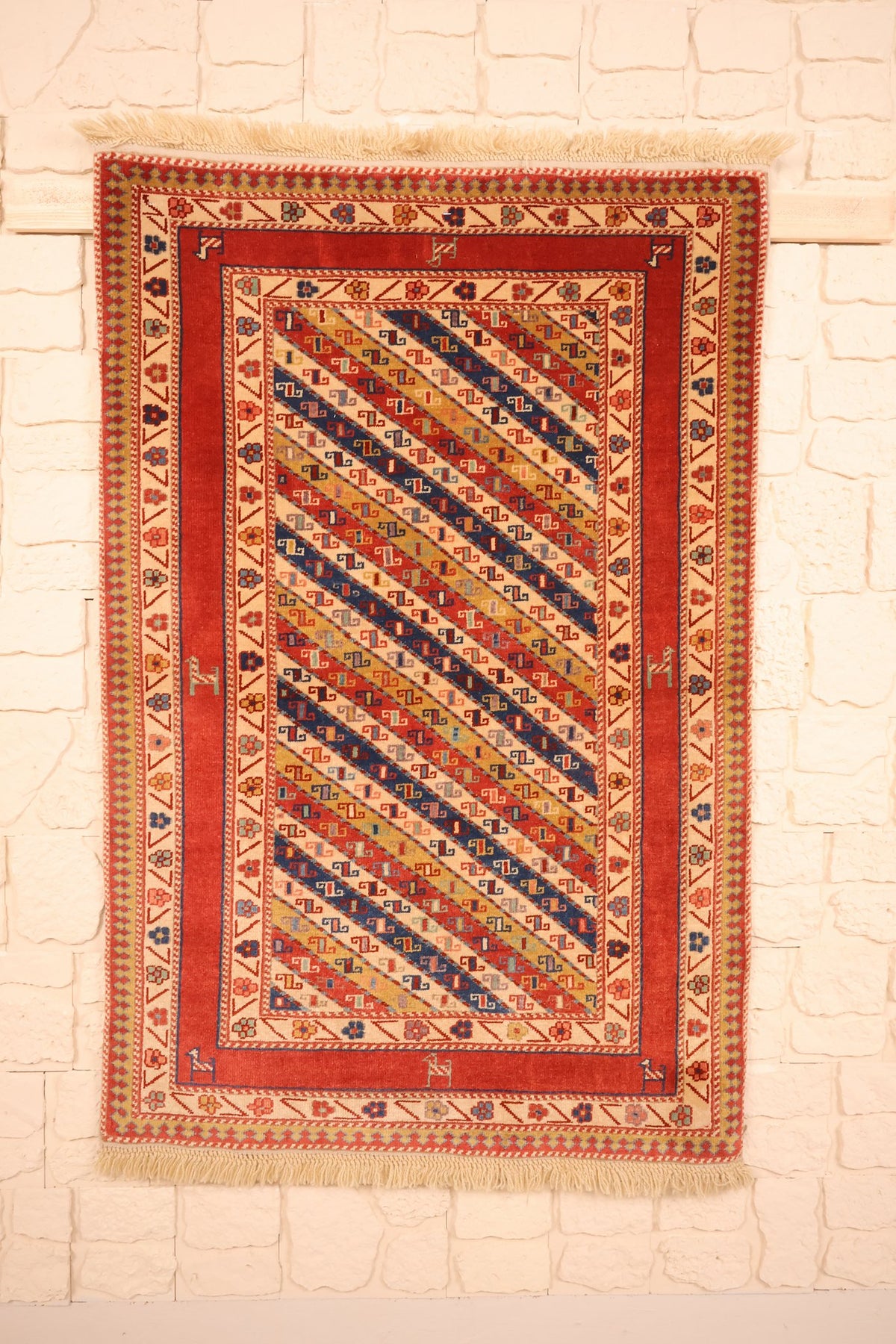 Tapis Safir rouge 138 × 93 cm en laine, vue d'ensemble aux bandes diagonales