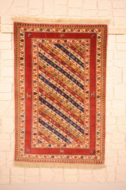 Tapis Safir rouge 138 × 93 cm en laine, vue d'ensemble aux bandes diagonales
