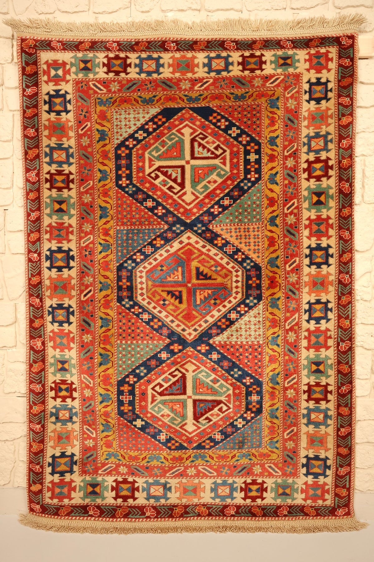 Tapis Safir rouge 168 × 116 cm, vue d'ensemble aux trois médaillons hexagonaux bleu nuit