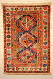 Tapis Safir rouge 168 × 116 cm, vue d'ensemble aux trois médaillons hexagonaux bleu nuit