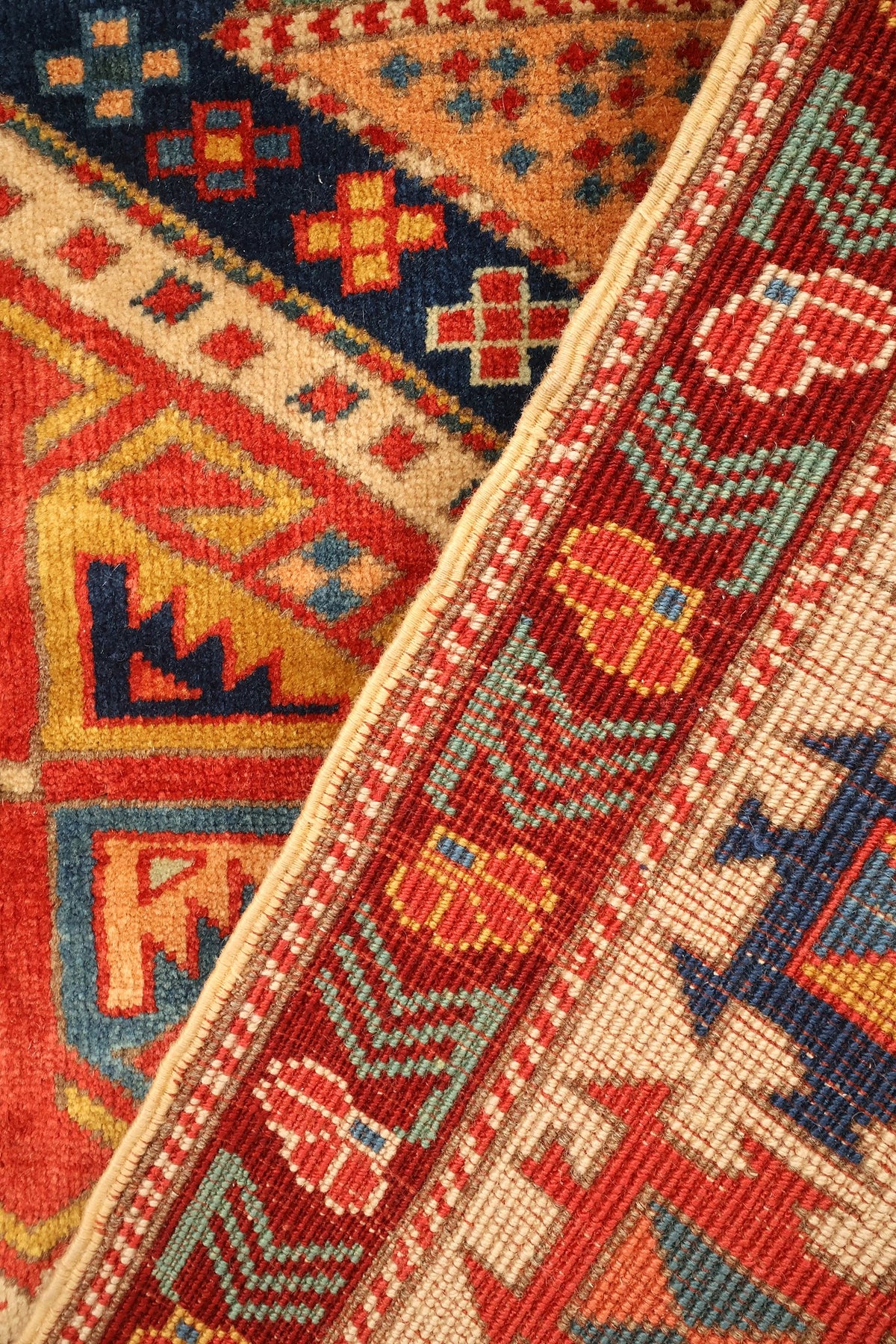 Coin replié du tapis Safir en laine, nouage visible au revers