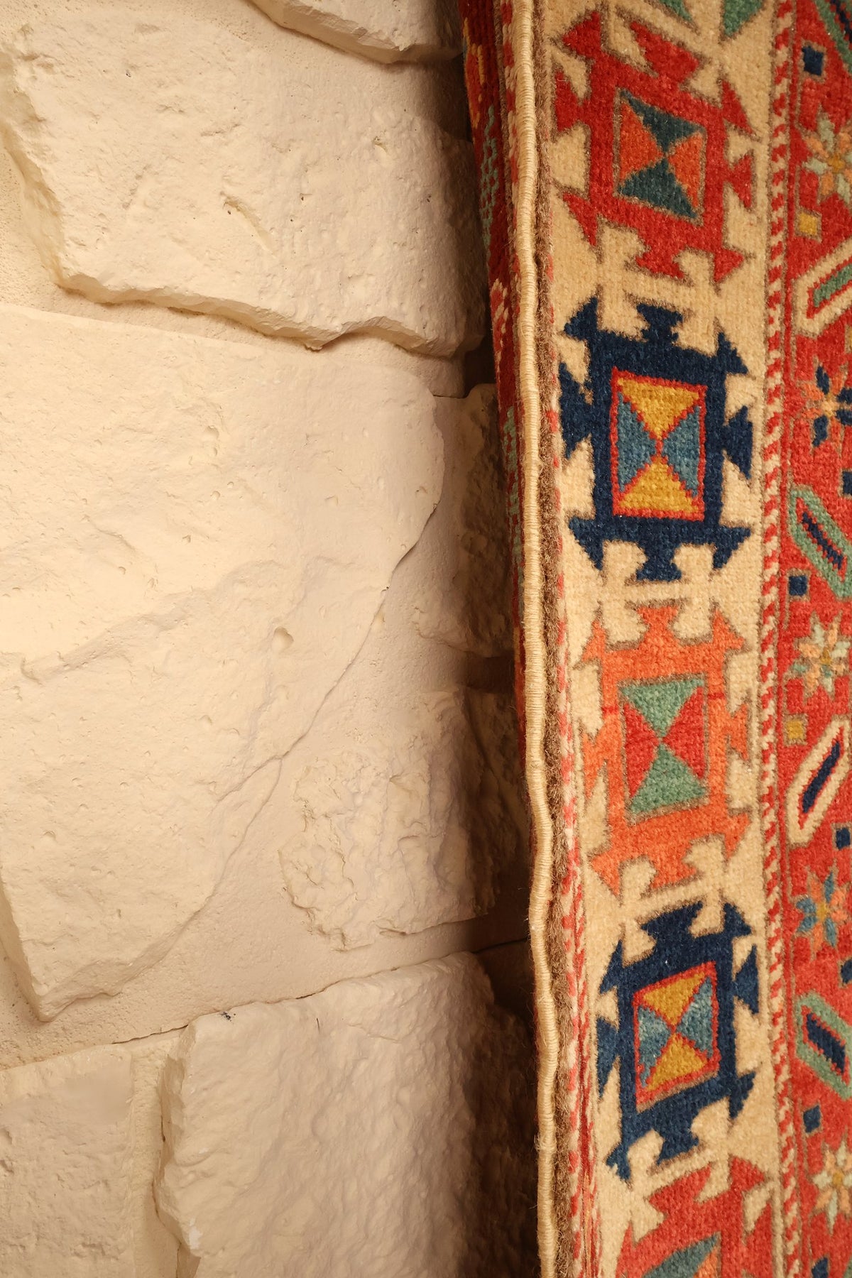Lisière du tapis Safir noué à la main, bande ivoire à étoiles-croix bleues et orange
