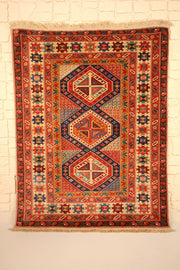 Tapis Safir rouge en laine, vue d'ensemble des trois médaillons hexagonaux bleu nuit