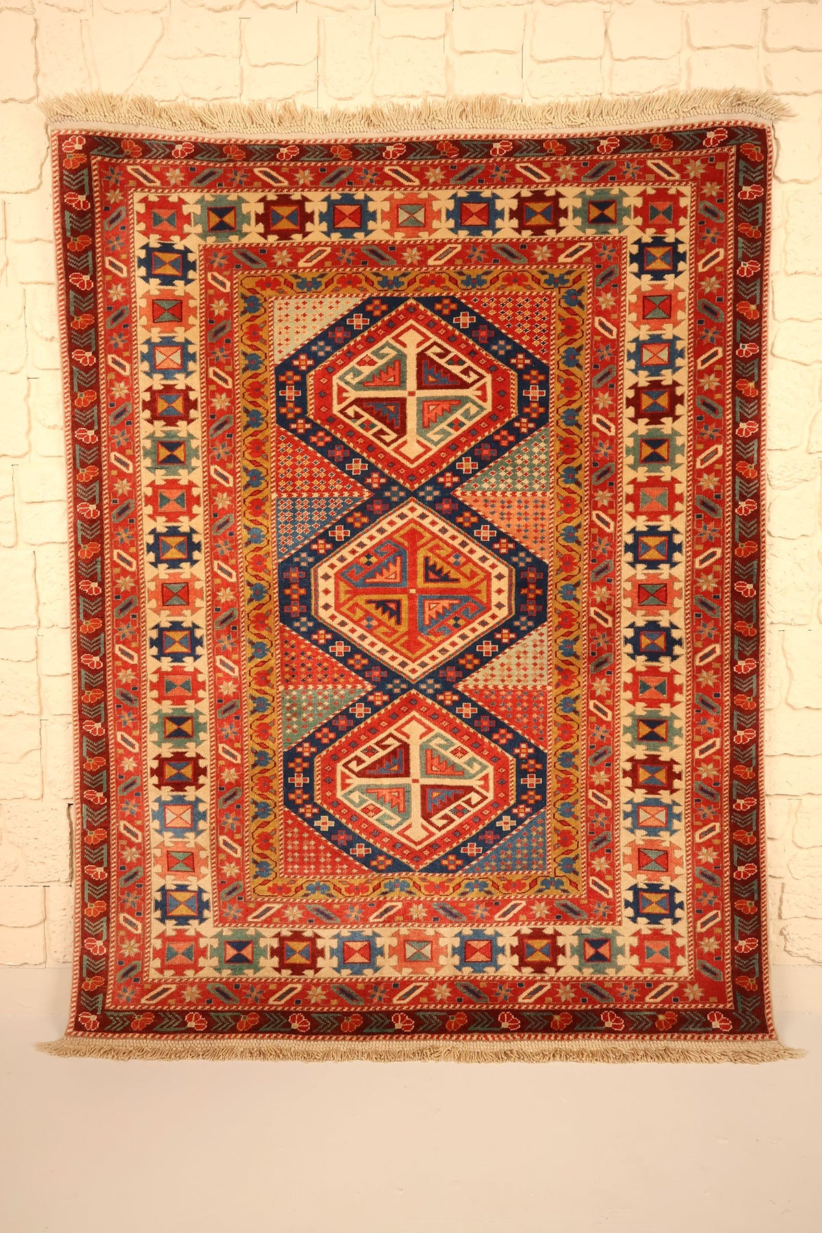 Tapis Safir rouge en laine, vue d'ensemble des trois médaillons hexagonaux bleu nuit
