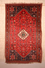 Tapis Shiraz rouge 272 × 168 cm, vue d'ensemble avec médaillon ivoire et franges