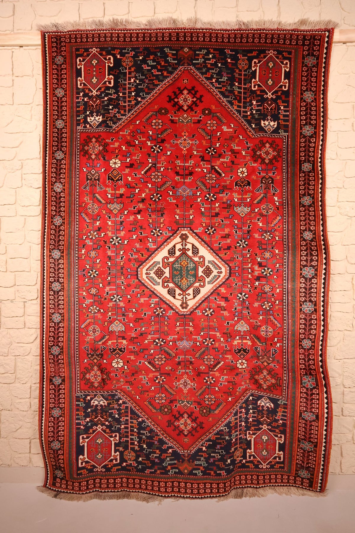 Tapis Shiraz rouge 272 × 168 cm, vue d'ensemble avec médaillon ivoire et franges