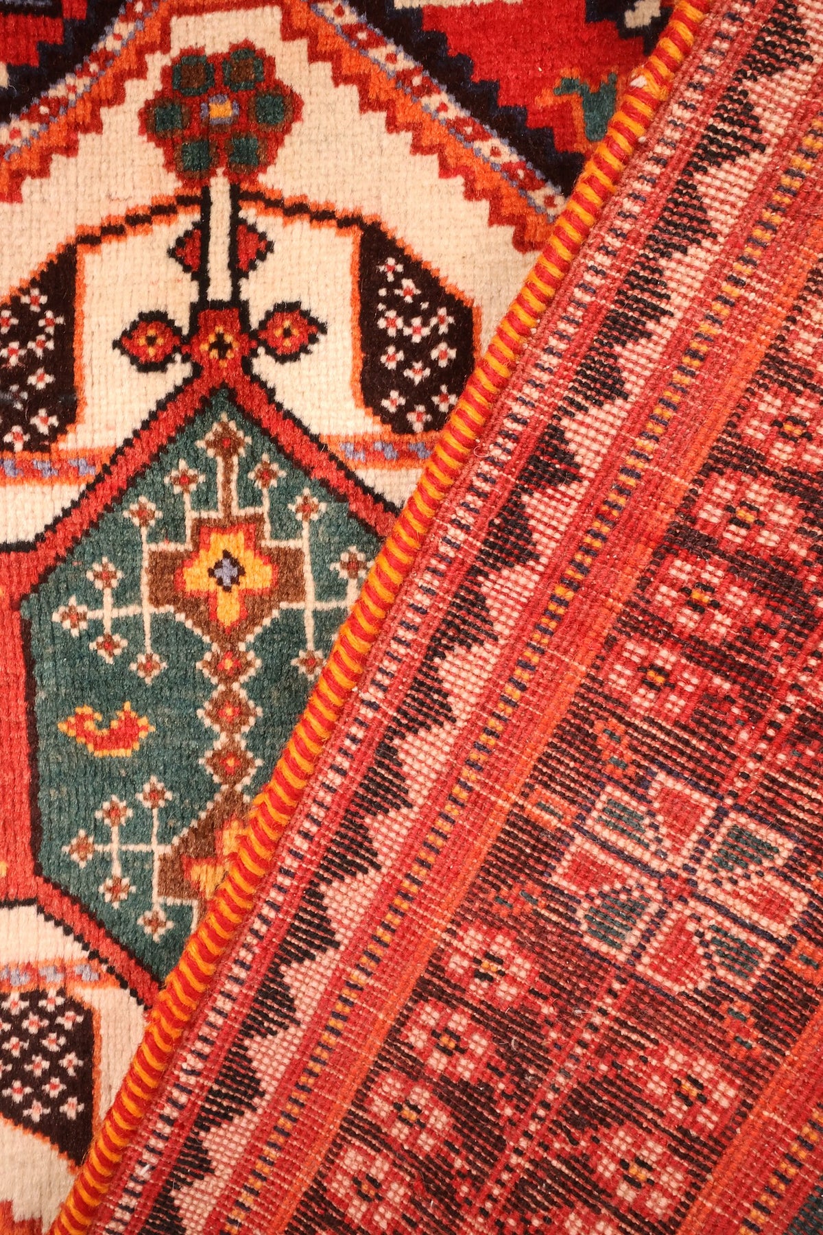 Coin replié du tapis Shiraz en laine, médaillon vert et filets ivoire