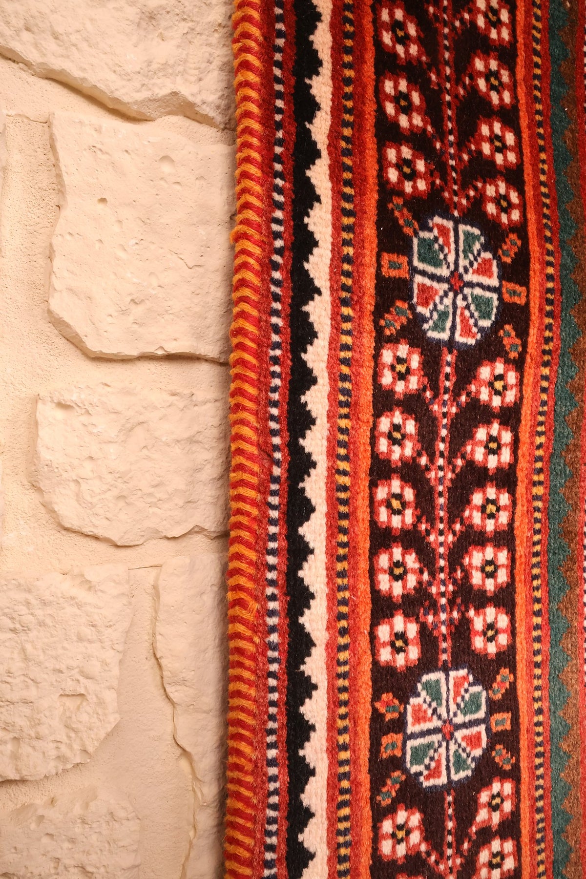 Lisière du tapis Shiraz rouge et bleu, filets ivoire et orangés