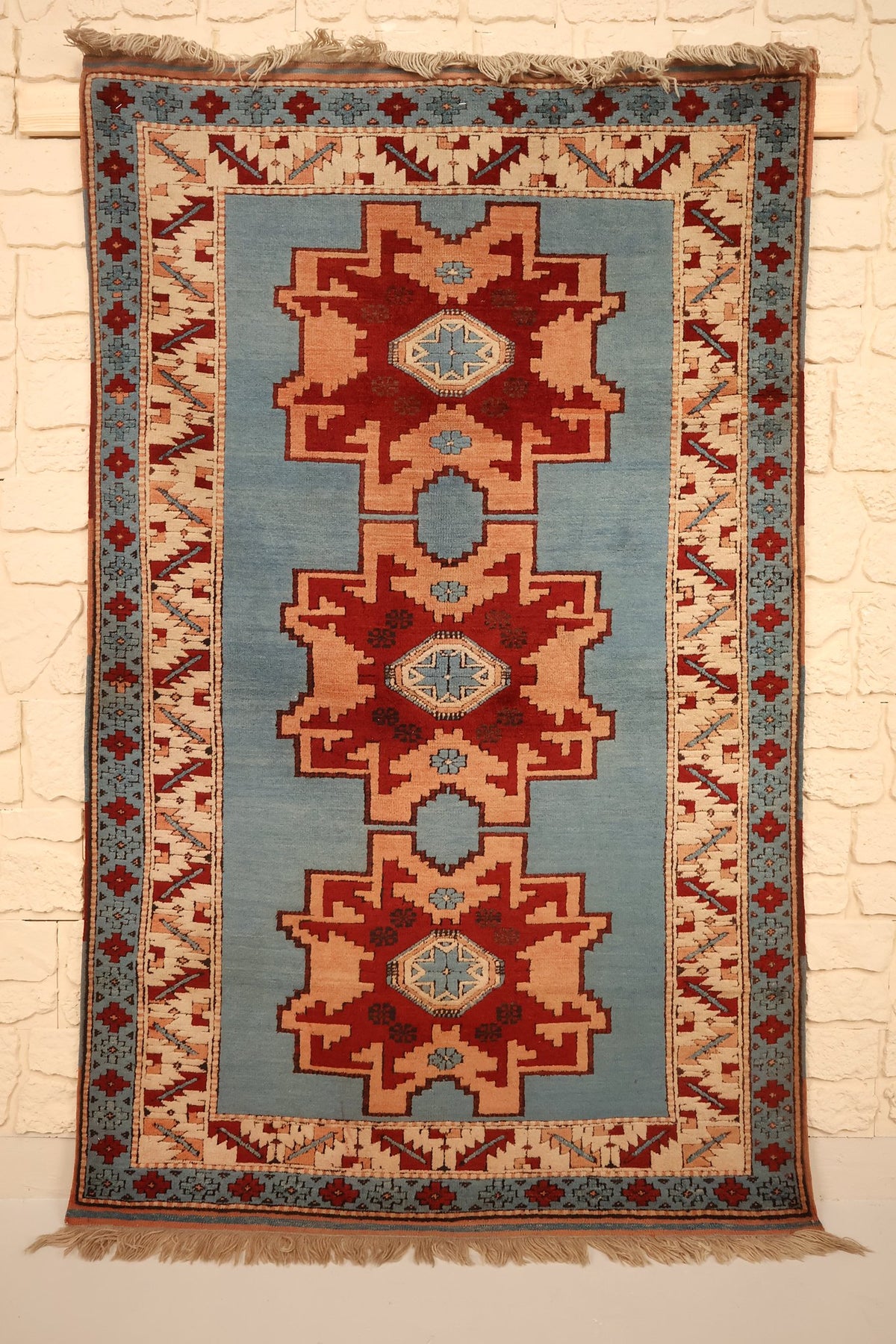 Tapis Shirvan bleu 169 × 110 cm, vue d'ensemble avec ses trois médaillons étoilés rouges