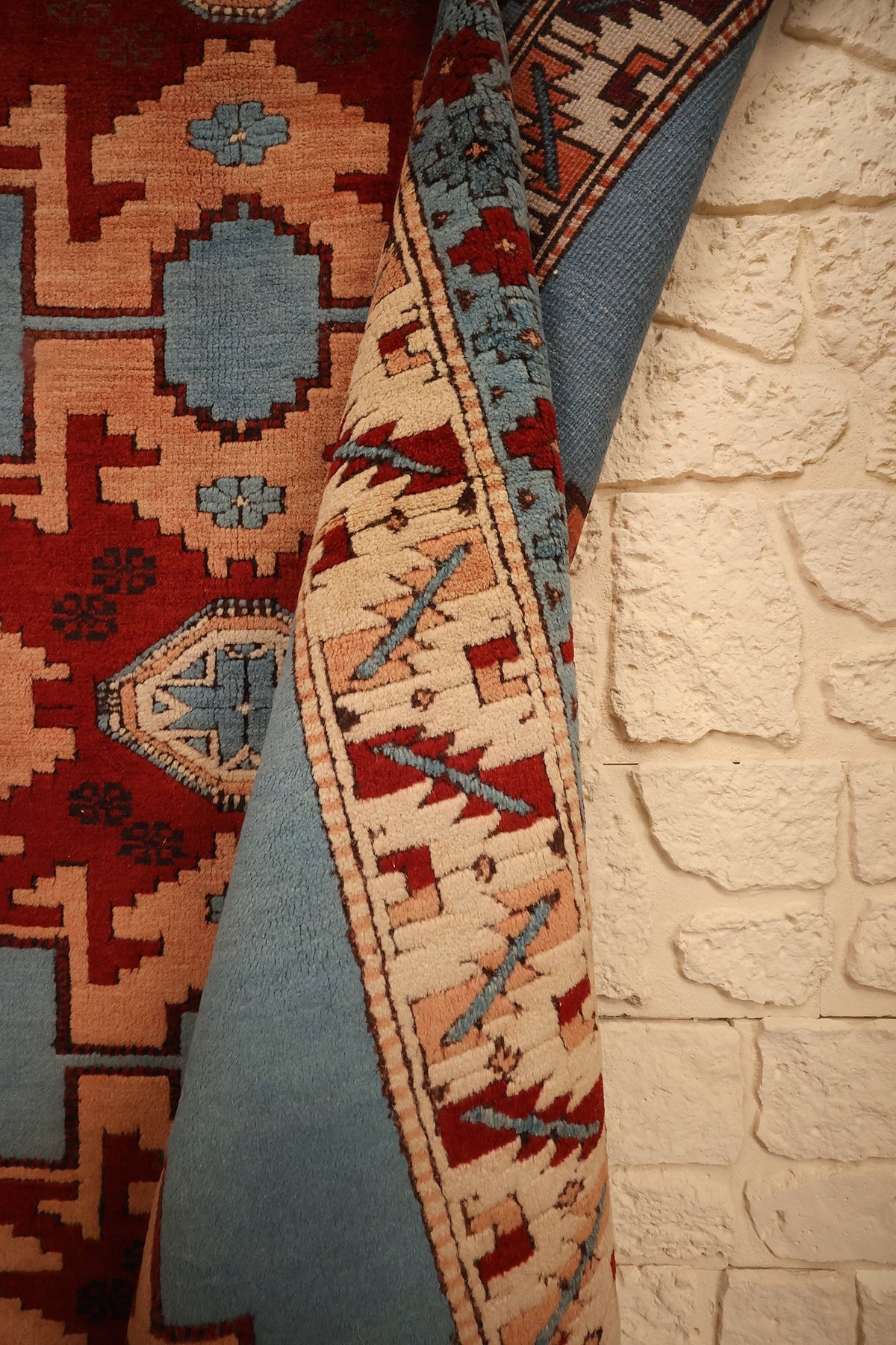 Lisière du tapis Shirvan en laine, épaisseur et envers bleu visibles
