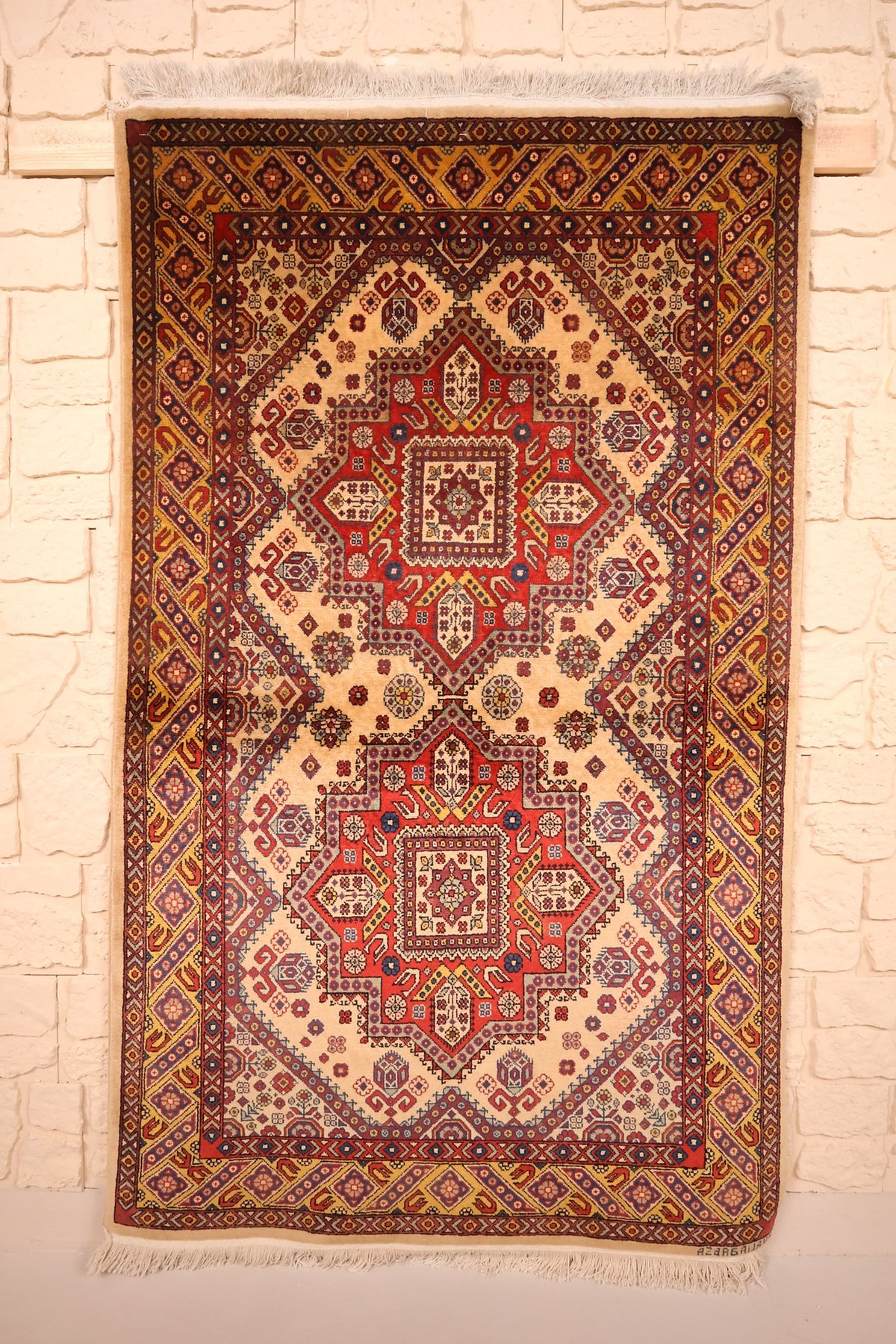 Tapis Shirvan beige 170 × 101 cm, vue d'ensemble avec ses deux médaillons étoilés rouges