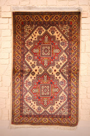 Tapis Shirvan beige 170 × 101 cm, vue d'ensemble avec ses deux médaillons étoilés rouges