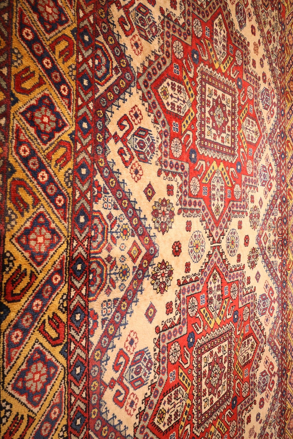 Motifs du champ beige et ligne en dents de scie du tapis Shirvan noué à la main