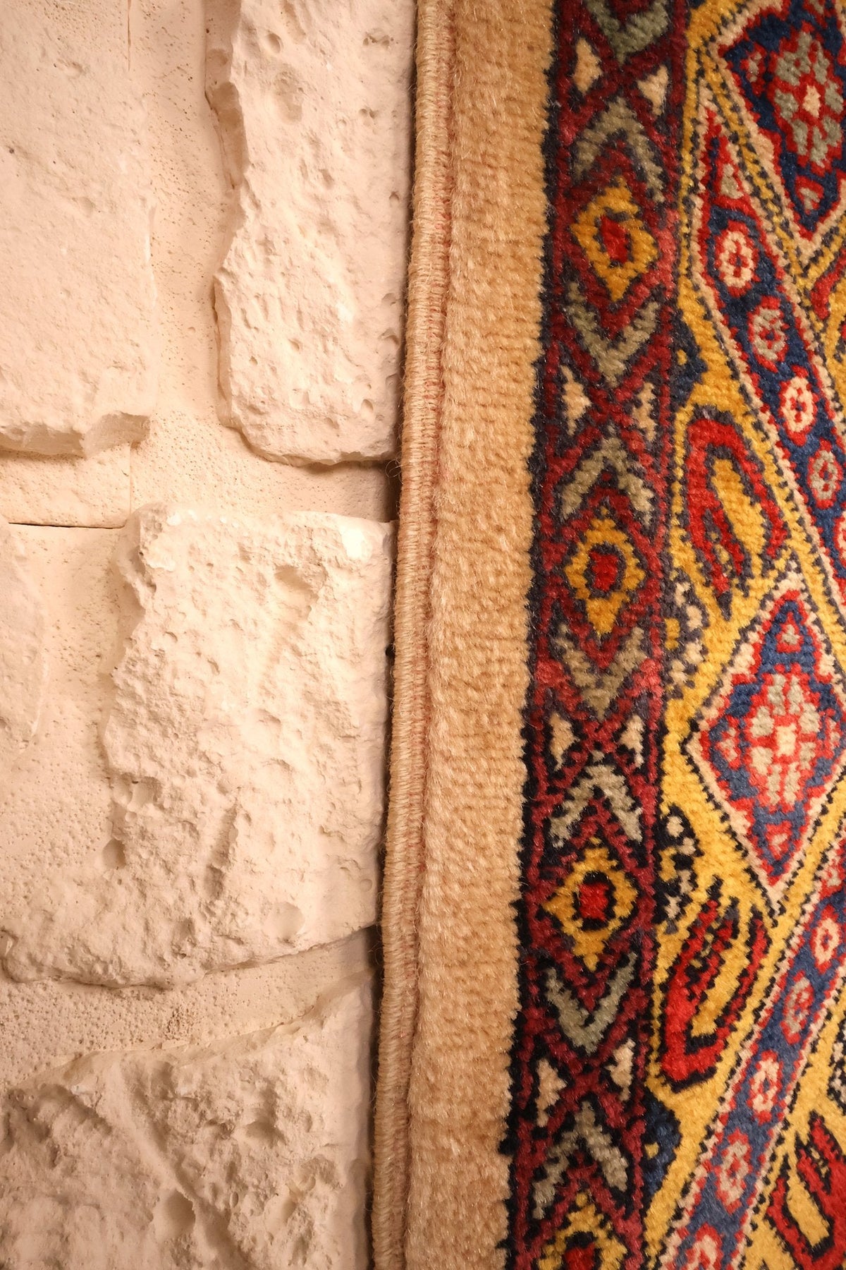 Lisière du tapis Shirvan rouge et jaune, finition latérale en laine
