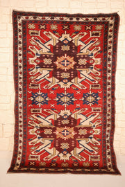 Tapis Shirvan rouge 173 × 106 cm, vue d'ensemble avec ses deux étoiles-médaillons