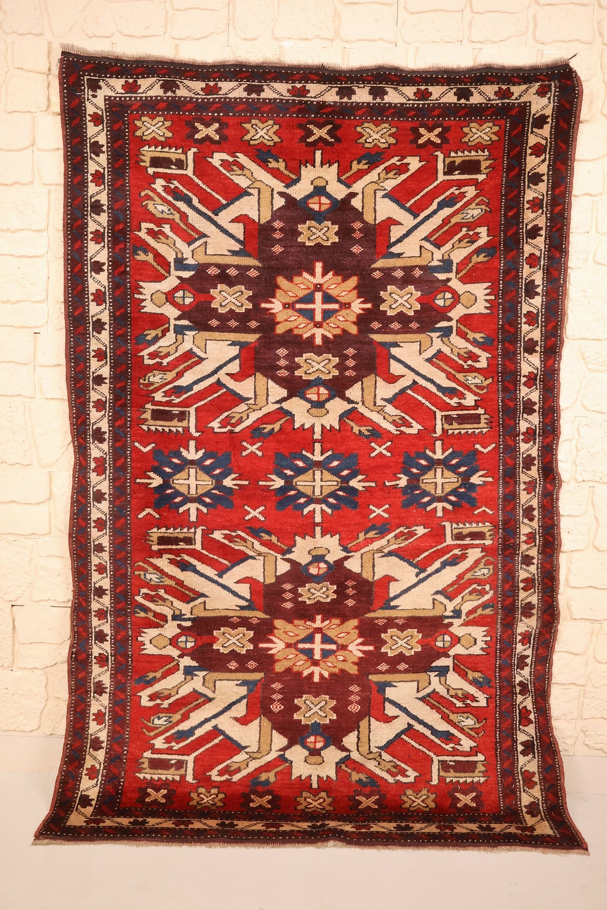 Tapis Shirvan rouge 173 × 106 cm, vue d'ensemble avec ses deux étoiles-médaillons