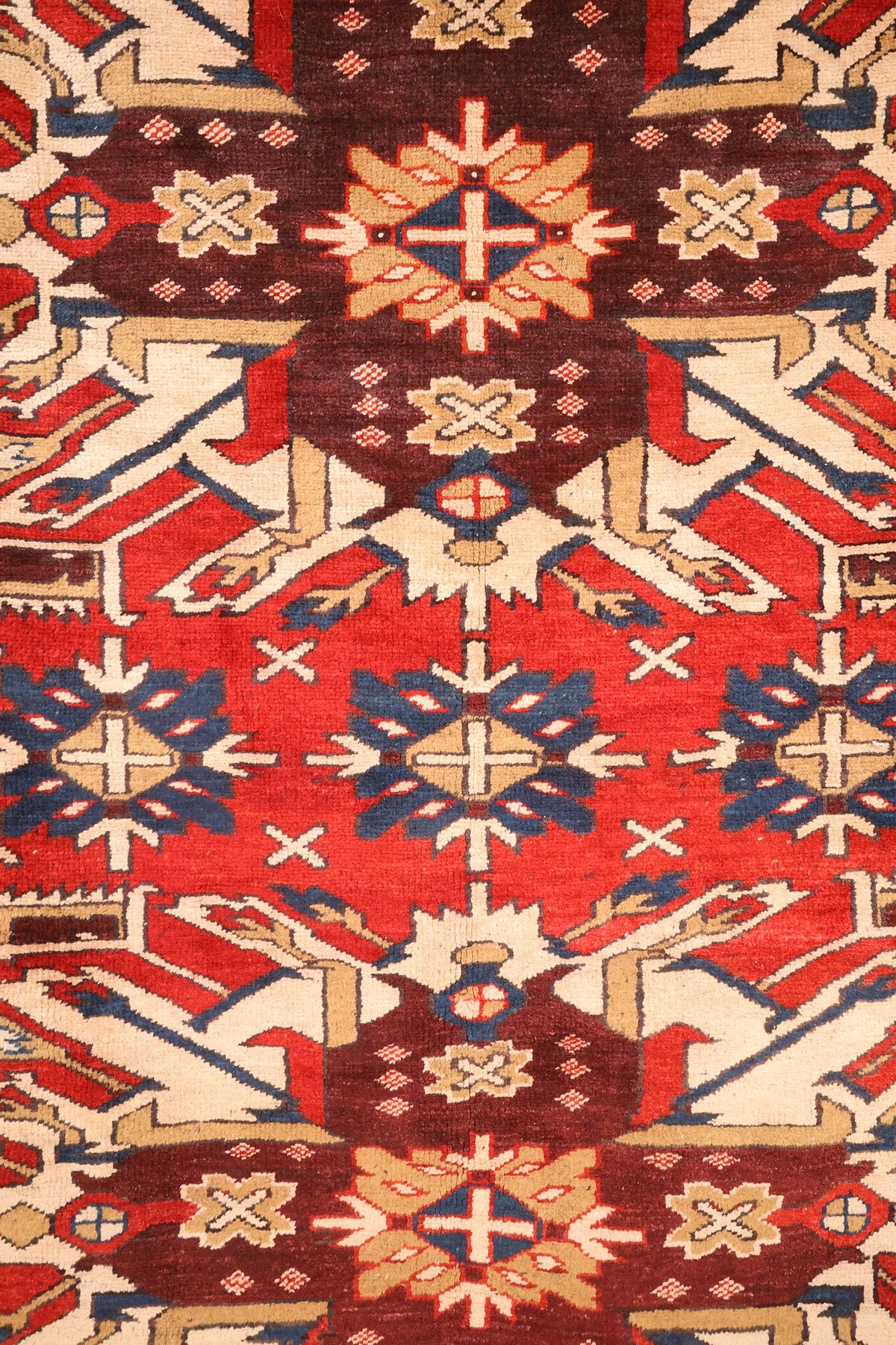 Détail des médaillons crucifères et des rosettes étoilées bleues du tapis Shirvan