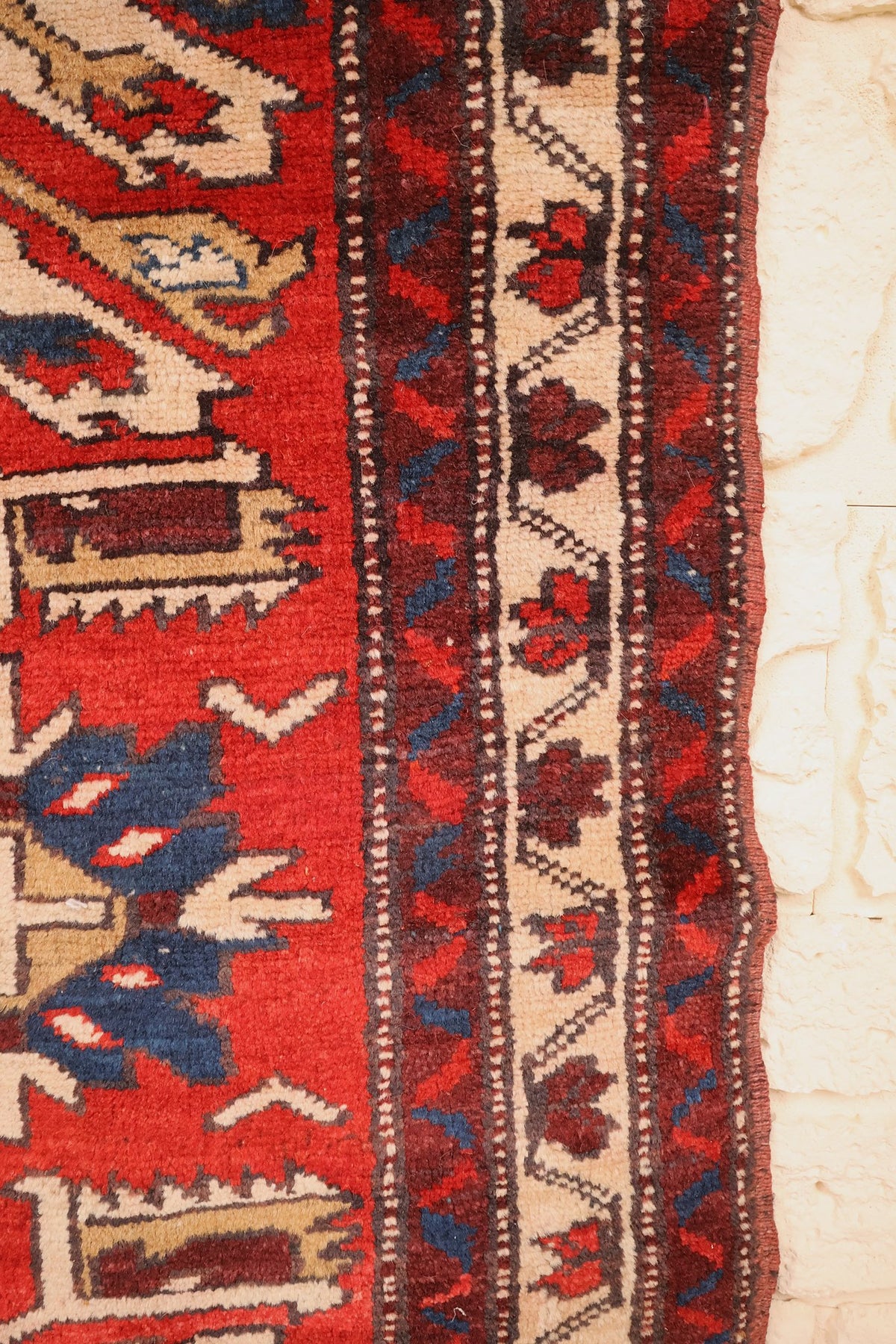 Bordure ivoire à guirlande de feuilles rouges et bleues du tapis Shirvan