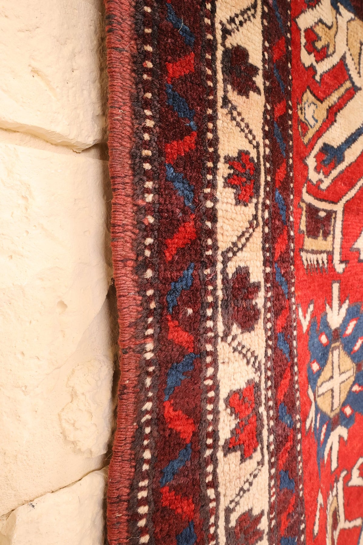 Lisière du tapis Shirvan en laine, bordures ivoire et bleu le long du bord