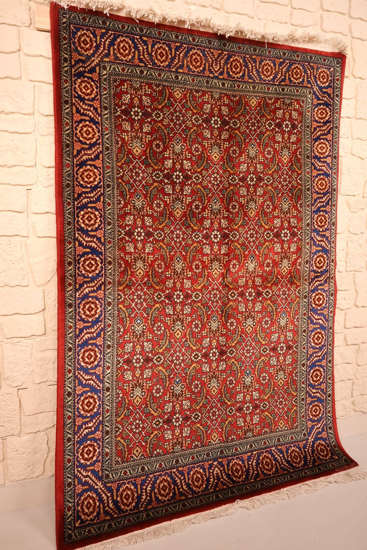 Tapis Shirvan en laine vu de biais, bordure bleue et franges blanches