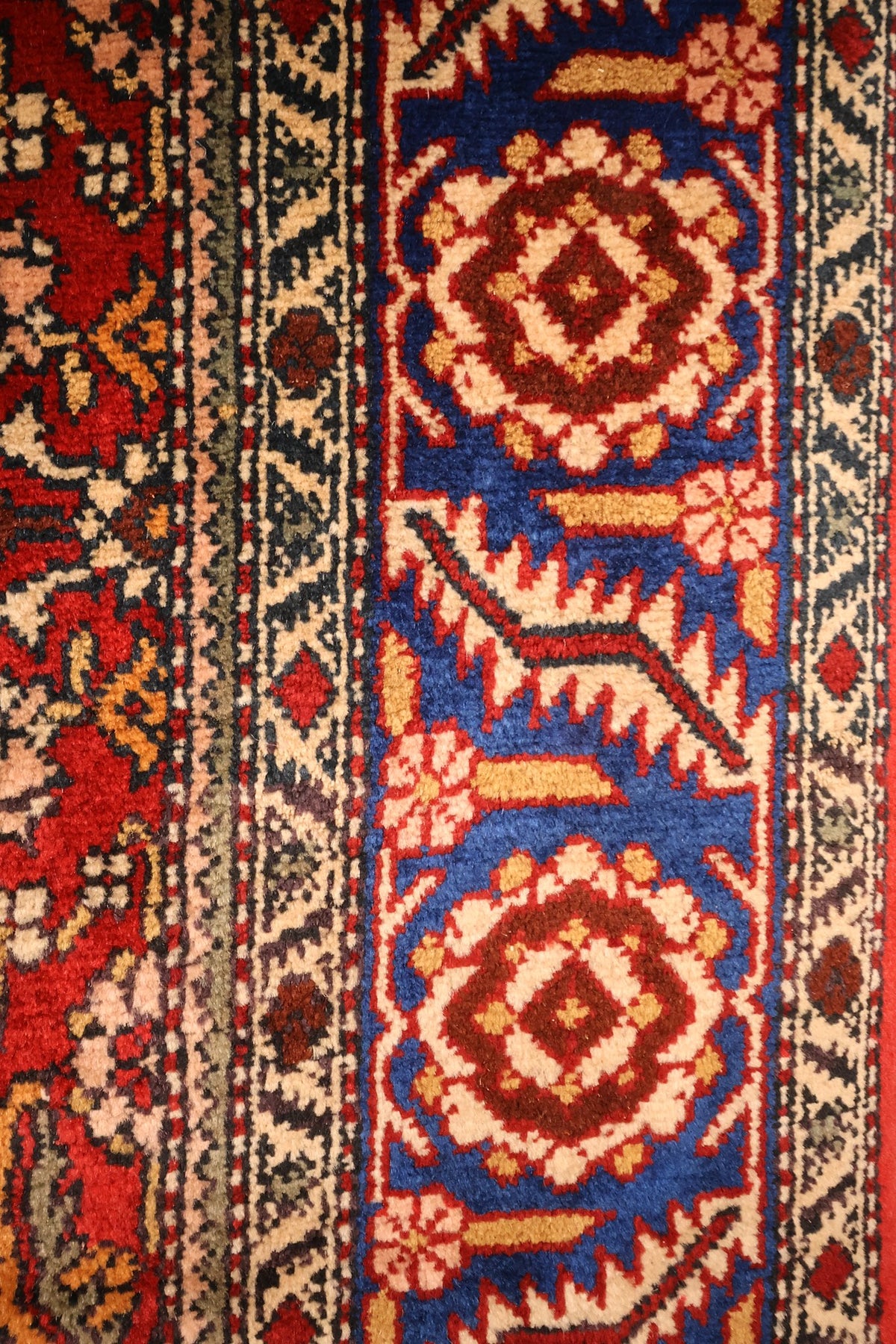 Bordure bleue du tapis Shirvan, médaillons floraux beige et motifs crantés